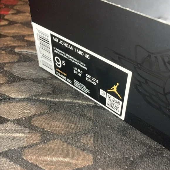 Jordan Air Mid SE in Black and Gold - Picture 4 of 6